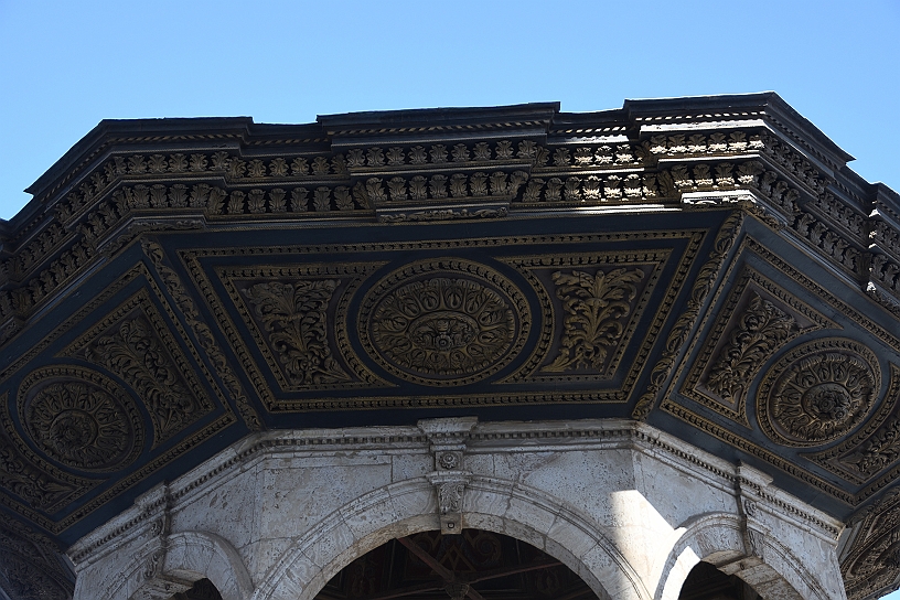 83 MAK_6957.jpg - La copertura è ornata da intagli ornamentali dorati su fondo scuro, caratterizzati da motivi floreali e rosoni geometrici tipici dell'arte ottomana.